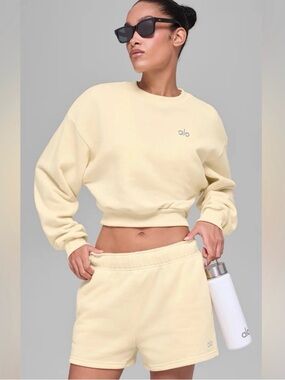 ALO Yoga Cropped Crewneck & Accolade Shorts Set XS/XXS (Candlelight Yellow)